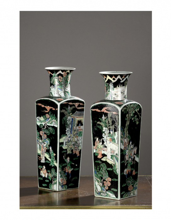 Chine, règne de Kangxi (1662-1722). Paire de vases famille verte sur fond noir. 7000€