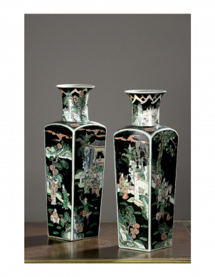 Chine, règne de Kangxi (1662-1722). Paire de vases famille verte sur fond noir. 7000€